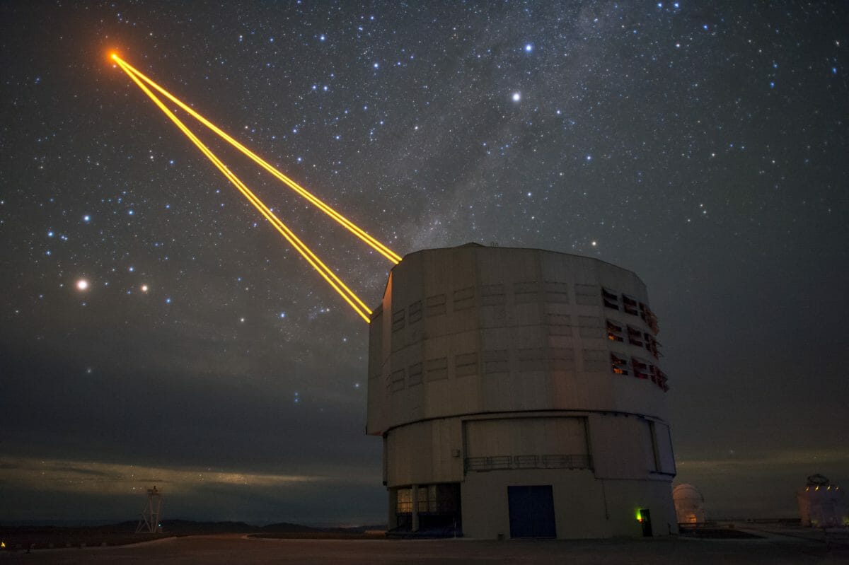 超大型望遠鏡（VLT）を構成する望遠鏡の1基からレーザー光が照射されている様子