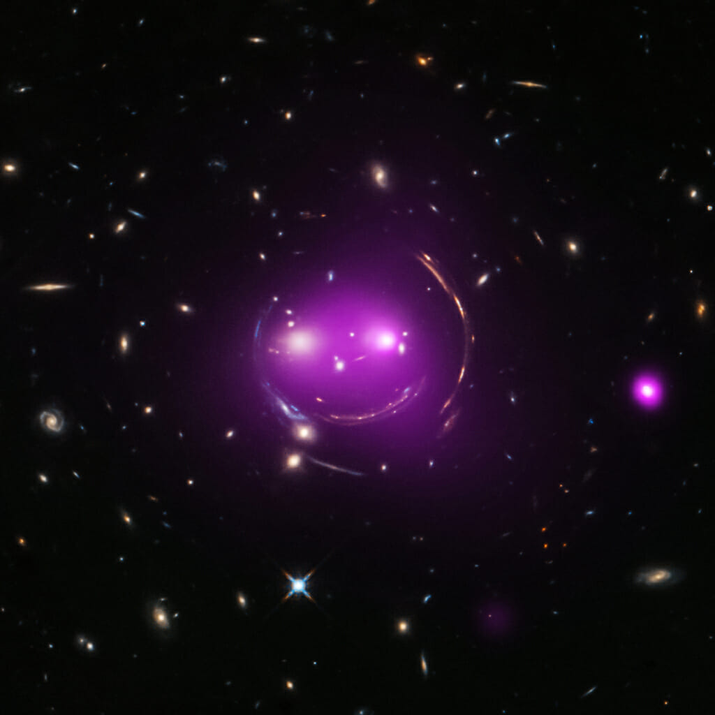 重力レンズ効果でニヤリと笑う「チェシャ猫銀河団」