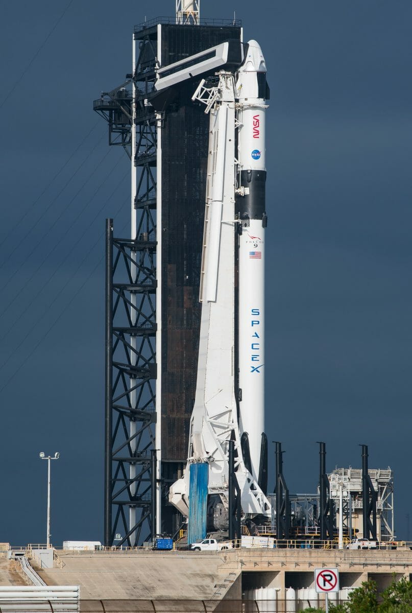打ち上げの時を待つ「クルー・ドラゴン」運用初号機を載せた「ファルコン9」ロケット。第2段の側面にはワームロゴとミートボールがどちらも描かれている（Credit: NASA/Aubrey Gemignani）