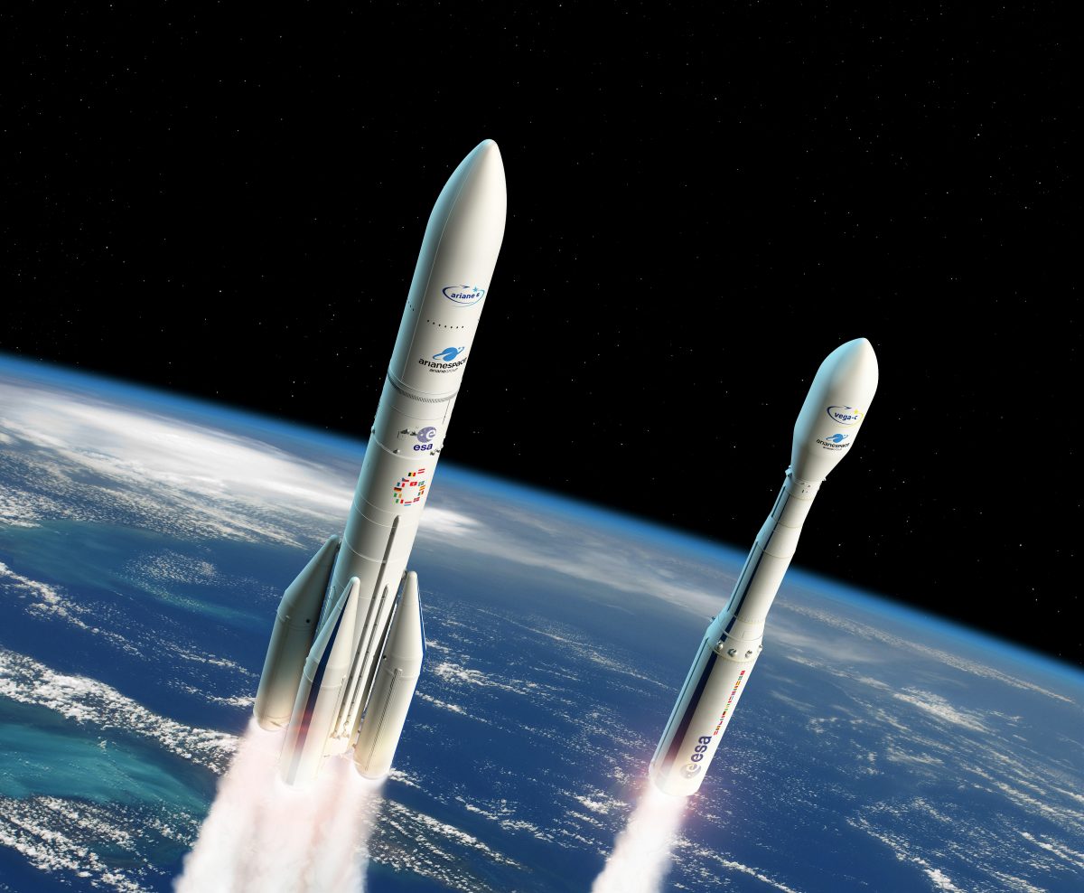 欧州の新型ロケット「アリアン6」（左）と「ヴェガC」（右）を描いたイメージ図