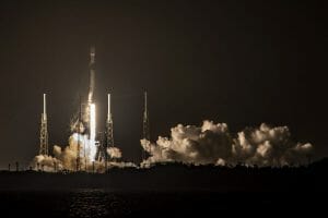 スペースX、スターリンク衛星打ち上げ成功　ファルコン9ロケット100回目の打ち上げ