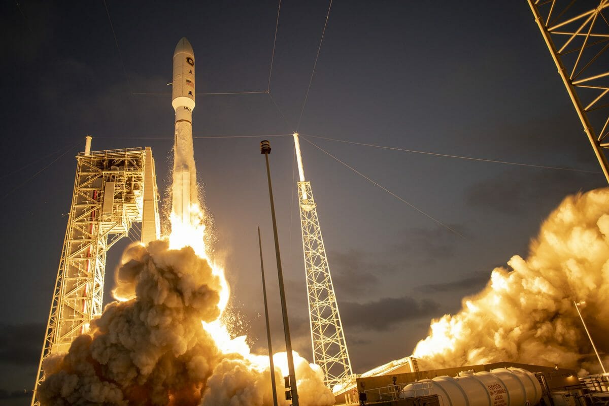 アトラスVロケット、偵察衛星を打ち上げ　新型固体ロケットブースター使用