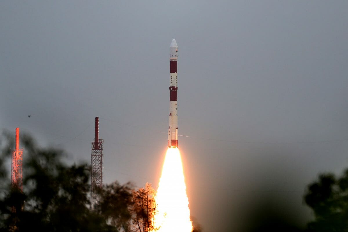 インド、PSLVロケットで10基の人工衛星を軌道に投入