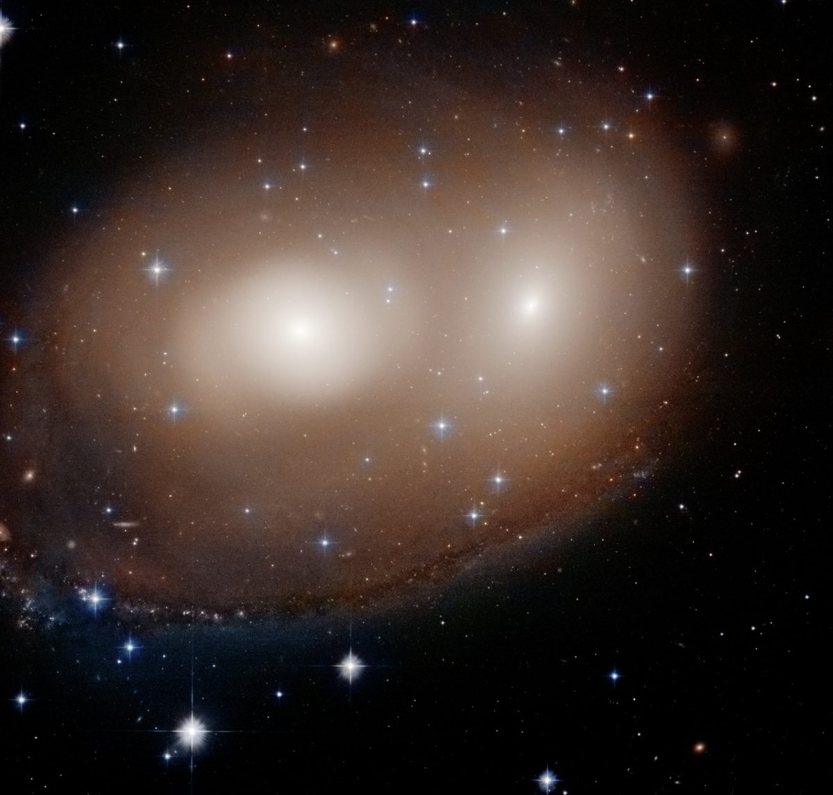 衝突する銀河　ハッブル宇宙望遠鏡がその現場を捉える