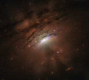 活動的な中心から数万光年規模の影が伸びている銀河「IC 5063」