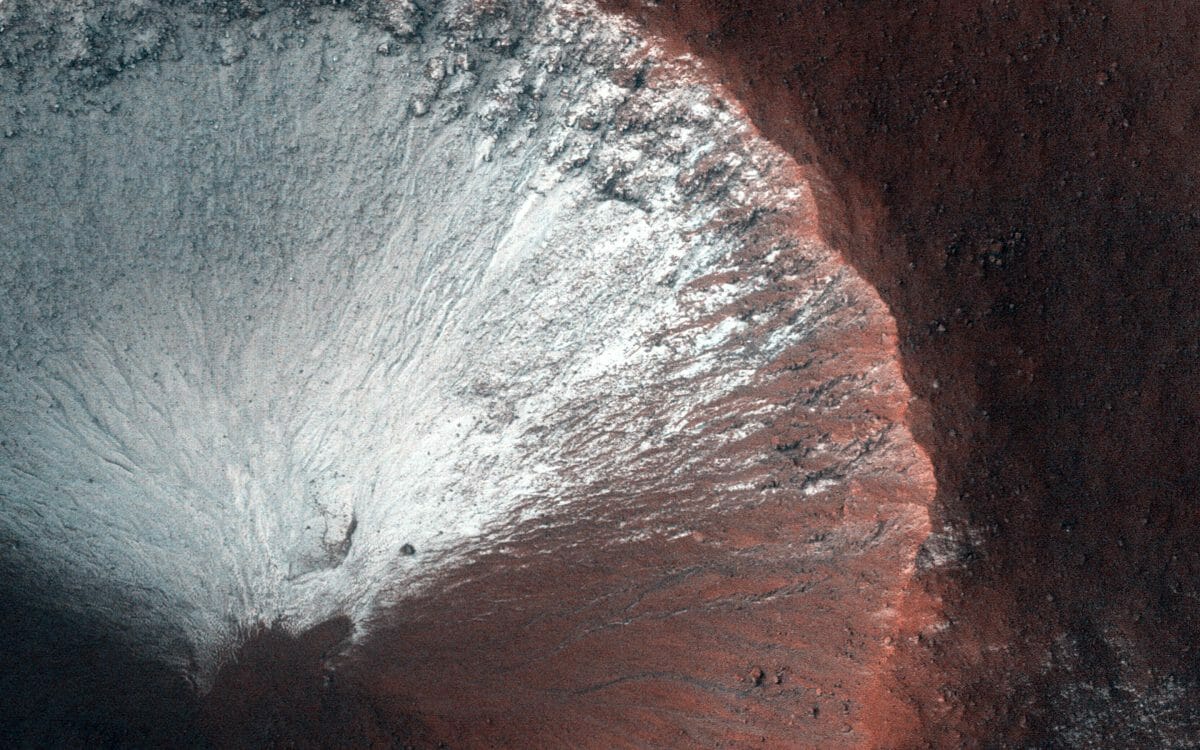 斜面の一部が霜におおわれた火星のクレーター