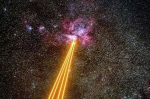 星空に向けて放たれる光。地上からの観測を支える「補償光学」のレーザー光