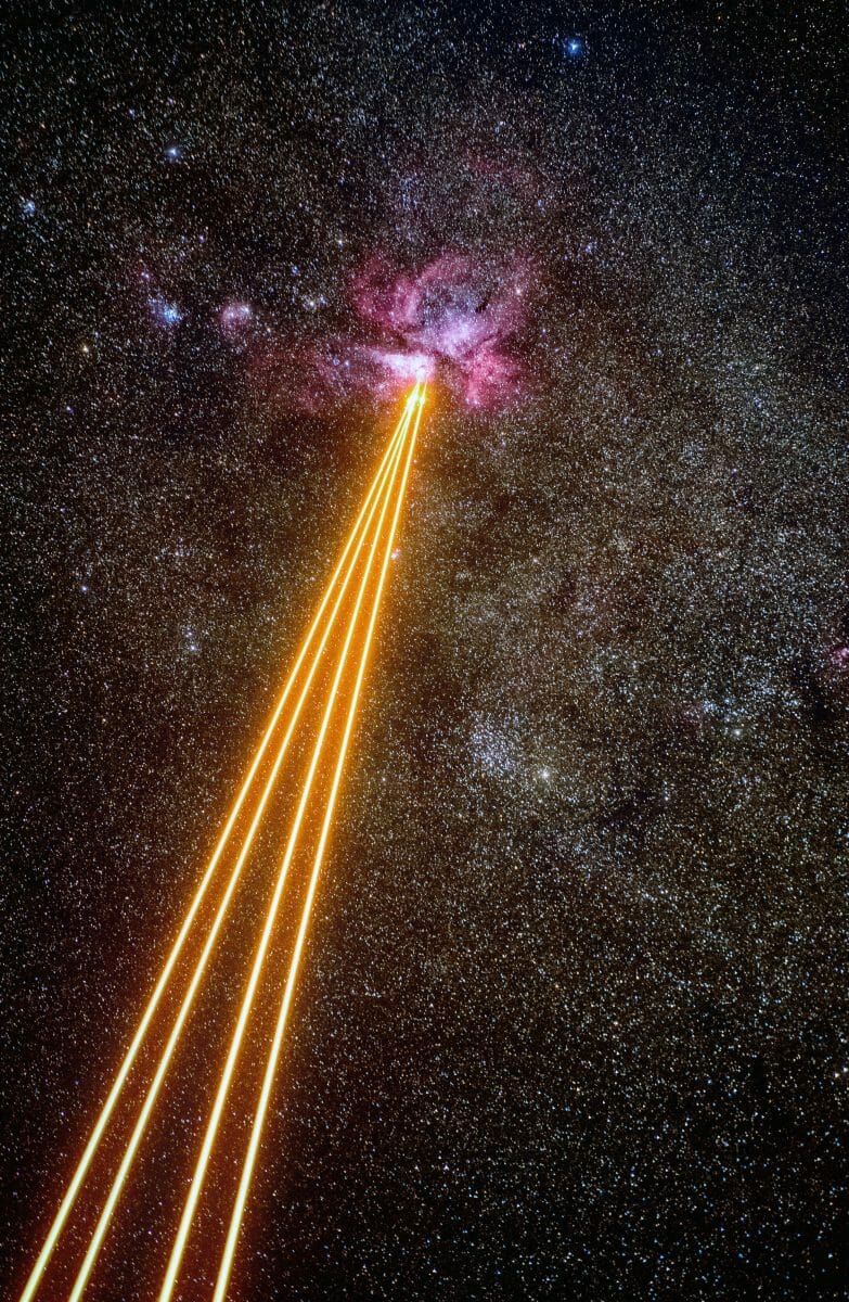イータカリーナ星雲（中央上）と、超大型望遠鏡（VLT）から照射されたレーザー光