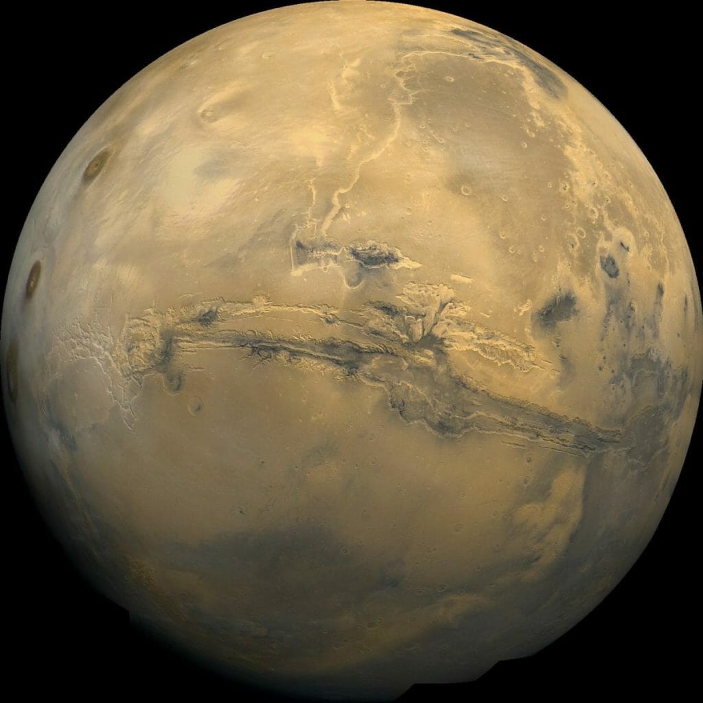 火星の全景。1970年代にバイキングオービターズによって撮影された100以上の画像から作成されている。