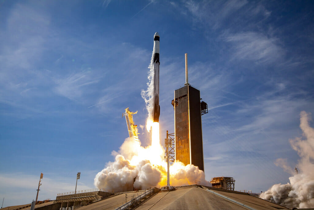 新型カーゴドラゴンを搭載したファルコン９ロケット(Credit: SpaceX)