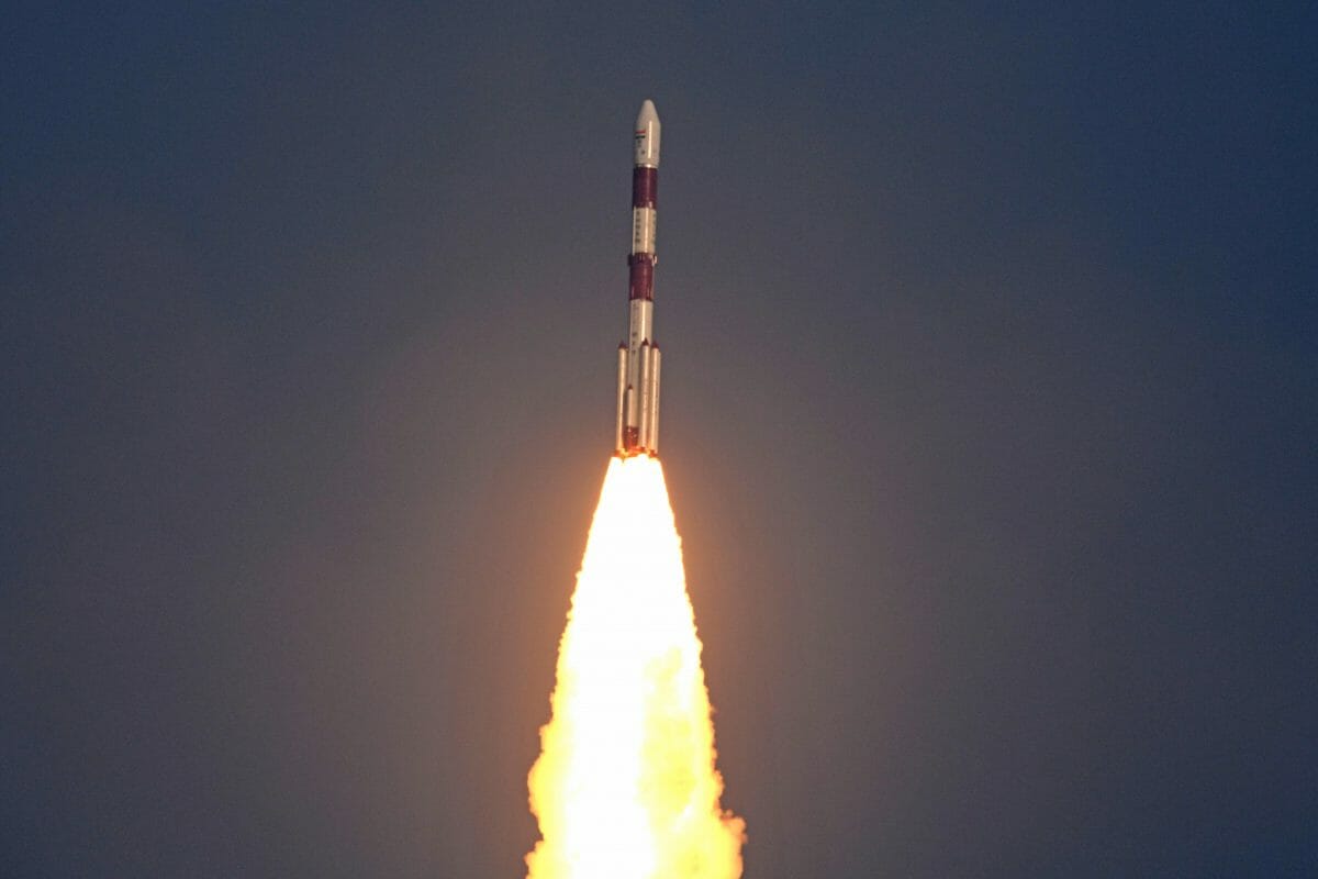 新型の通信衛星「CMS-01」を搭載したPSLVロケット（Credit: ISRO)