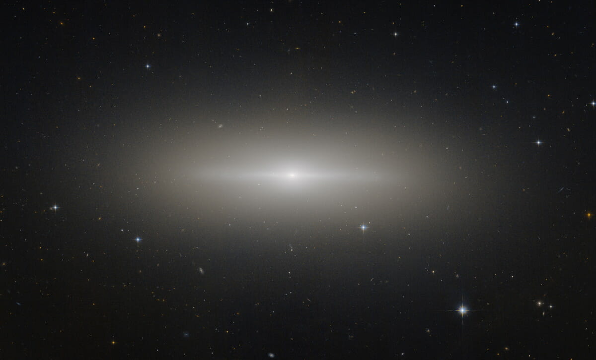 レンズ状銀河「NGC 3115」（Credit: NASA, ESA, and J. Erwin (University of Alabama); Processing: Gladys Kober (NASA/Catholic University of America)）
