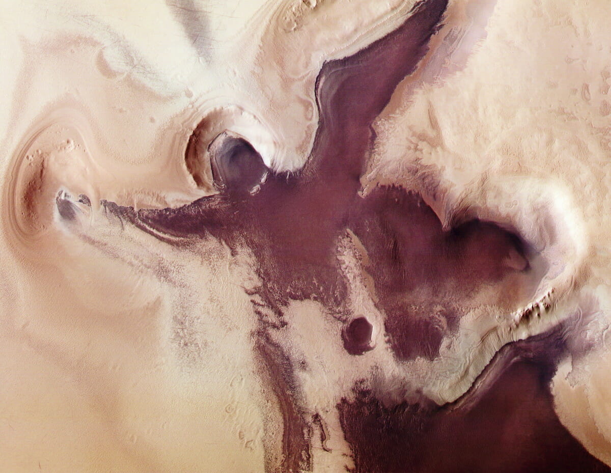火星の南極域に現れた「翼を広げた天使」と「ハートマーク」