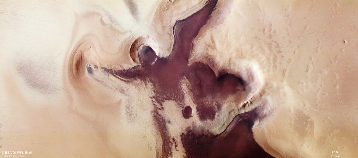 火星探査機「マーズ・エクスプレス」が撮影した火星南極域の「天使とハートマーク」（Credit: ESA/DLR/FU Berlin）