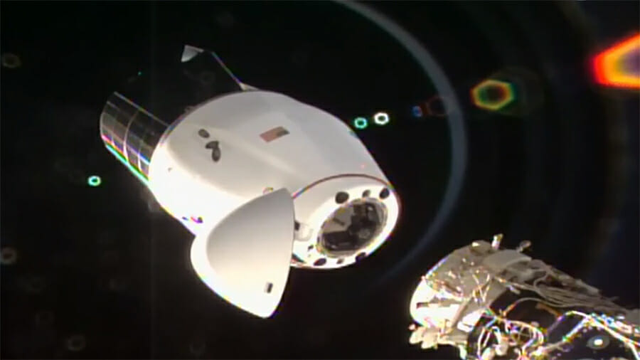 スペースXのカーゴドラゴン宇宙船が無事帰還　科学機器を積み込む