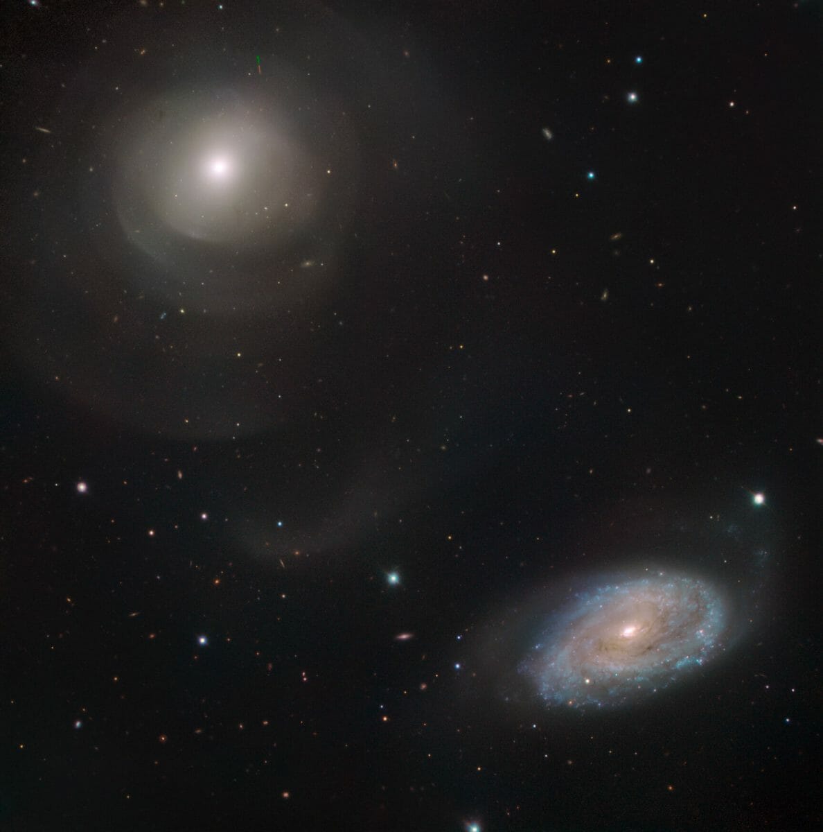 “うお座”で共演する楕円銀河と渦巻銀河の輝き