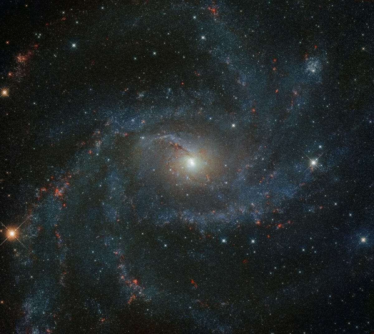 赤外線で観測された渦巻銀河「NGC 6946」（Credit: ESA/Hubble & NASA, A. Leroy, K. S. Long）