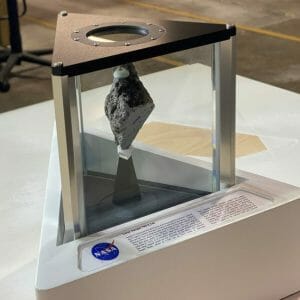 バイデン大統領の執務室に展示された「月の石」