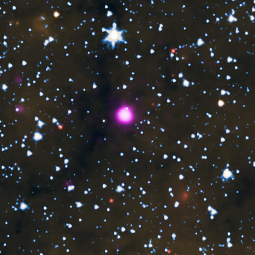 X線観測衛星「チャンドラ」が観測したマグネター「Swift J1818.0-1607」（中央）（疑似カラー。Credit: X-ray: NASA/CXC/Univ. of West Virginia/H. Blumer; Infrared (Spitzer and Wise): NASA/JPL-CalTech/Spitzer）