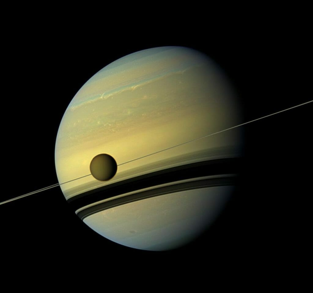 土星（奥）とその衛星タイタン（手前）。土星探査機「カッシーニ」が撮影（Credit: NASA/JPL-Caltech/Space Science Institute）