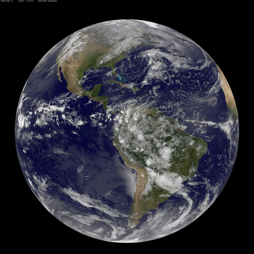 NOAAのGOES-East衛星により撮影された地球の画像。今回の研究成果によれば地球のような液体の水に覆われた地球型惑星は天の川銀河において珍しくないかもしれないという。(Image Credit: NASA/NOAA/GOESプロジェクト)