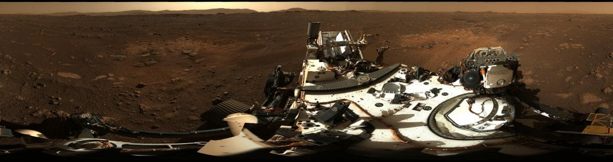 火星探査車が撮影した高解像度パノラマ写真が公開される。142枚の画像から作成