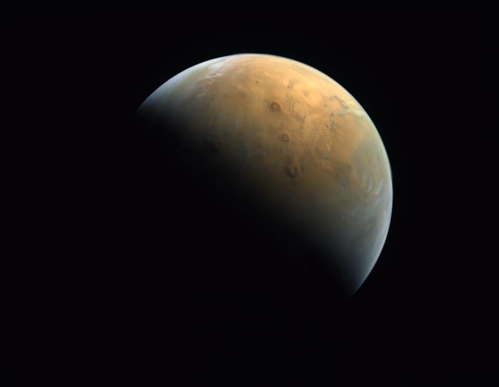 軌道上から眺める火星　UAEの探査機「HOPE」が撮影