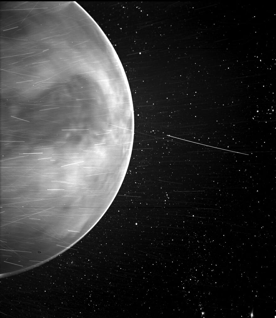 太陽探査機が撮影した金星の夜側【今日の宇宙画像】