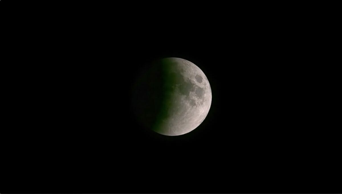 部分月食中の月。2021年11月19日は「たいへん深い」部分月食が見られる（Credit: NASA）