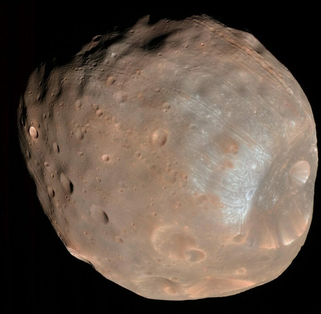 NASAの火星周回探査機マーズ・リコネッサンス・オービターによって2008年3月23日に撮影された火星の衛星フォボスの画像。(Image Credit:NASA/JPL-Caltech/University of Arizona)