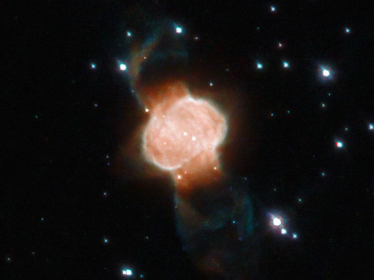 惑星状星雲「M1-63」（Credit: ESA/Hubble & NASA, L. Stanghellini）