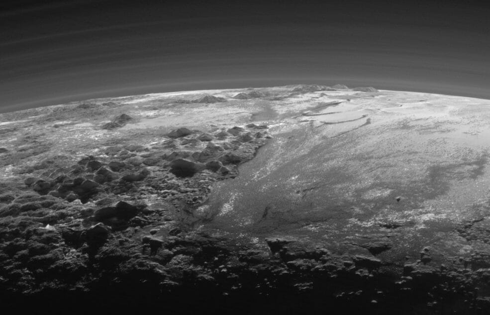 探査機「ニュー・ホライズンズ」が撮影した冥王星の地平線。Credits: NASA/JHUAPL/SwRI