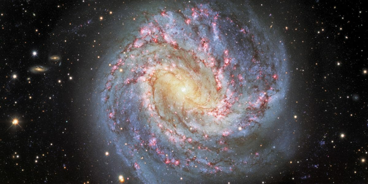 「南の回転花火銀河」こと渦巻銀河「M83」（Credit: CTIO/NOIRLab/DOE/NSF/AURA）