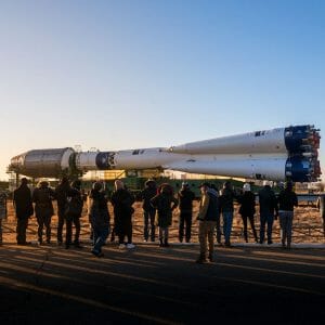 青と白の特別な塗装を施したソユーズロケット、打ち上げへ
