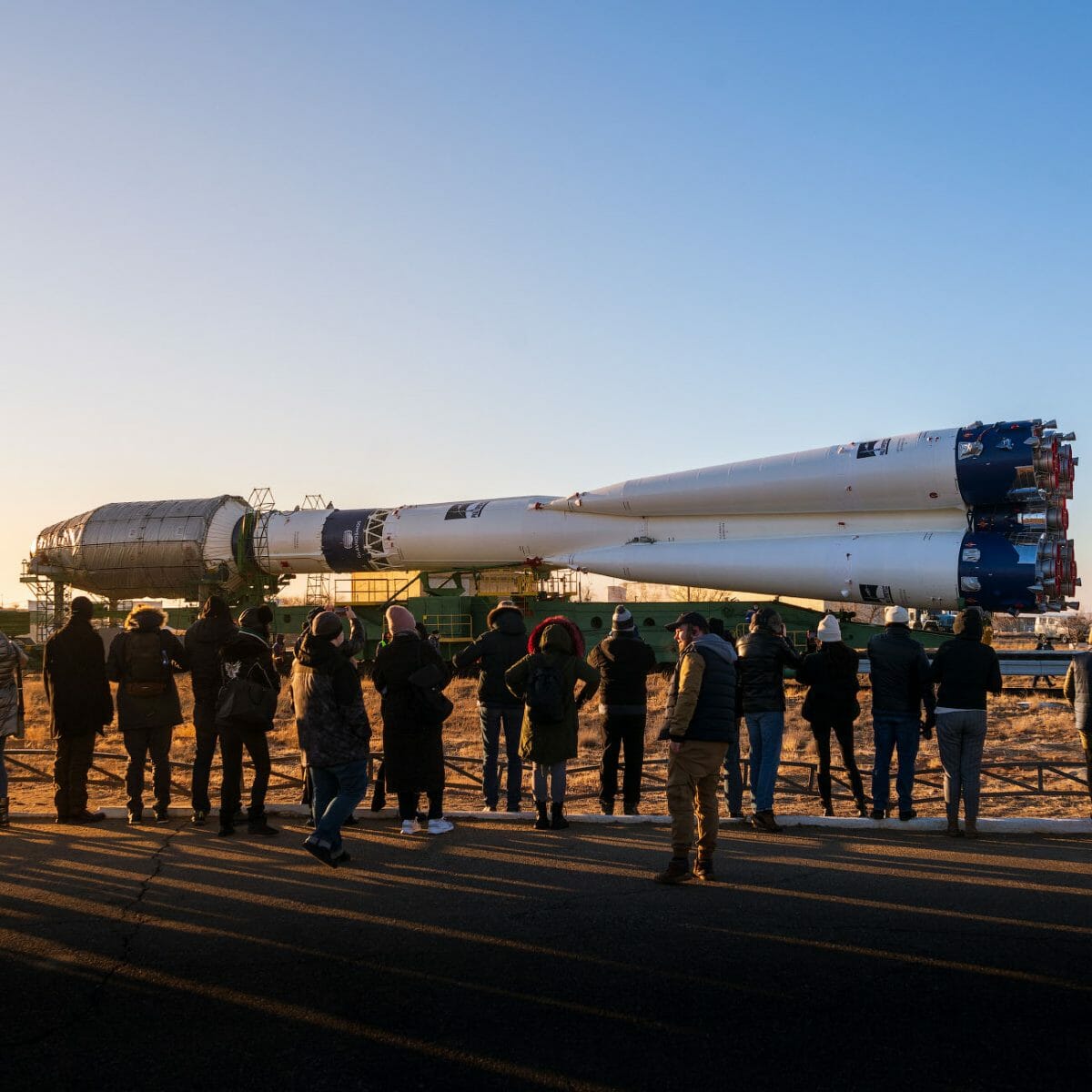 打ち上げ発射場へ運ばれる青と白の特別塗装をしたソユーズ2ロケット（Credit: GK Launch Services）
