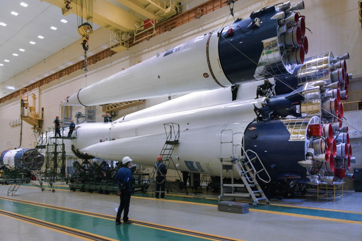 打ち上げ準備が進むソユーズロケット。従来の機体ではエンジン周辺がオレンジだが、青色に塗装されているのが確認できる。（Credit: GK Launch Services）