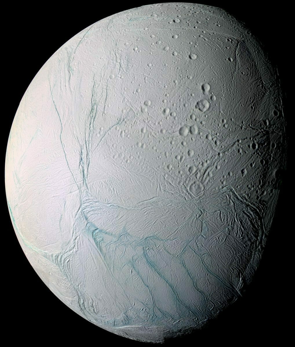土星探査機カッシーニが撮影した土星の衛星エンケラドゥス（Credit: NASA/JPL/Space Science Institute）
