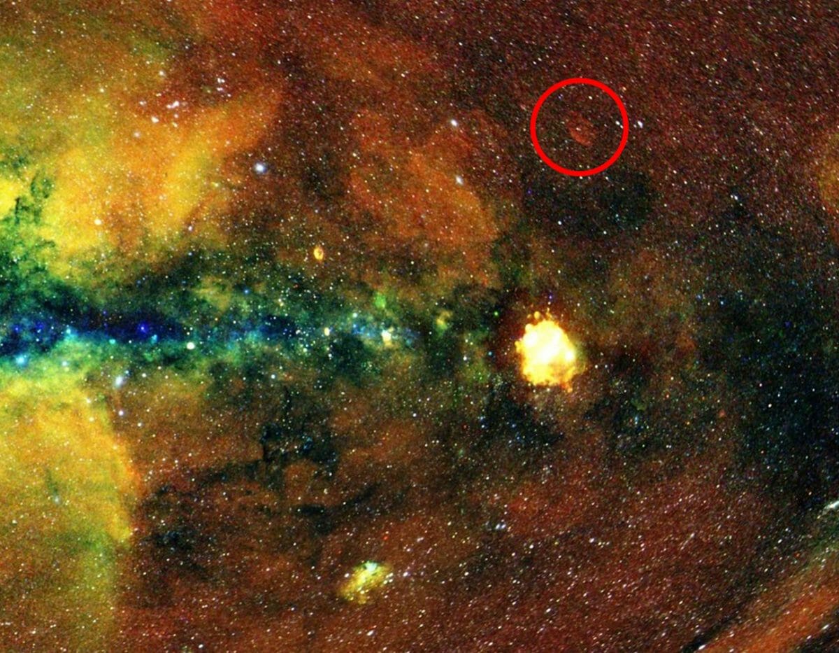 X線宇宙望遠鏡「Spektr-RG」の観測装置「eROSITA」によって取得され、2020年に公開されたX線全天マップの一部を拡大したもの。赤丸の中に見えるのが今回報告された超新星残骸「Hoinga」（Credit: Jeremy Sanders, Hermann Brunner and the eSASS team (MPE); Eugene Churazov, Marat Gilfanov (on behalf of IKI)、赤丸は筆者）