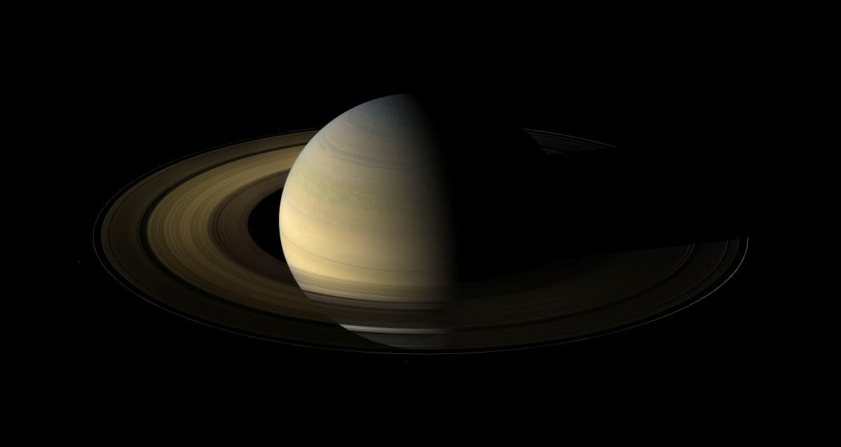 土星探査機「カッシーニ」が撮影した2009年8月12日の土星（Credit: NASA/JPL/Space Science Institute）