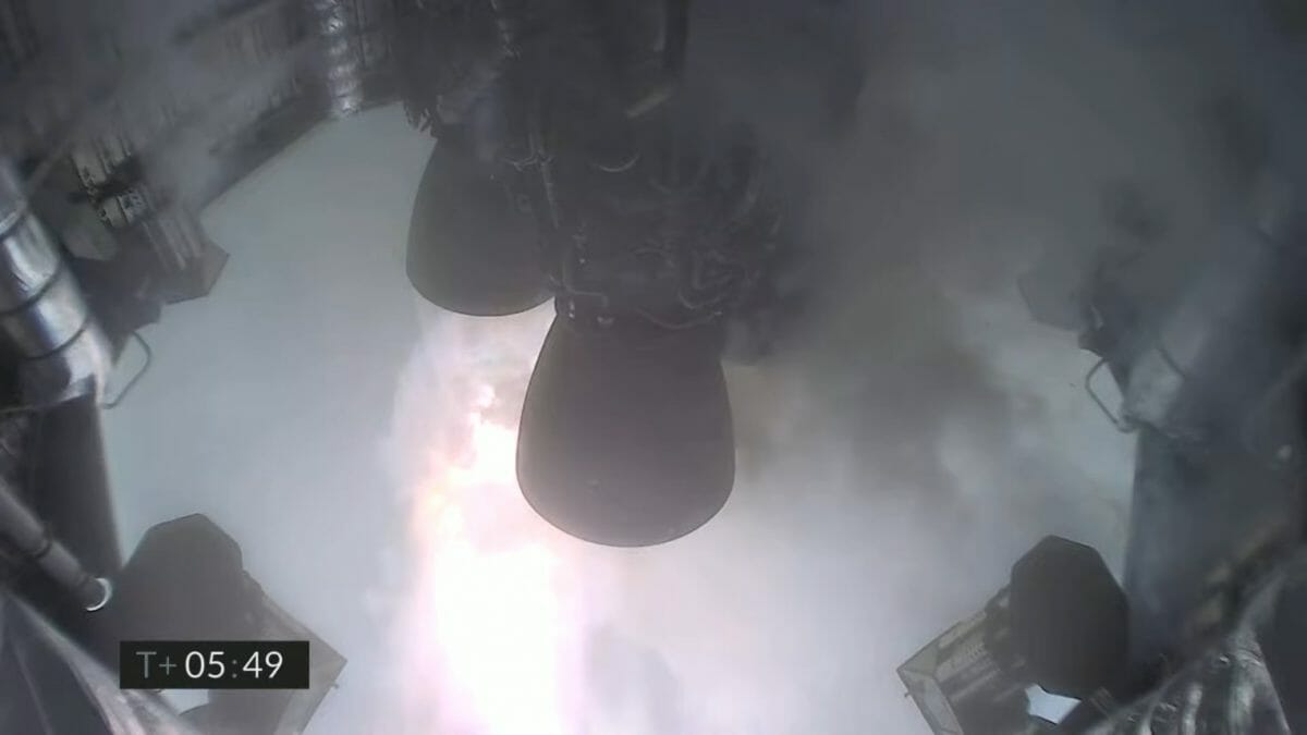 着陸前に再点火された直後のスターシップ試験機「SN11」のエンジン。スペースXによるライブ配信アーカイブより（Credit: SpaceX）