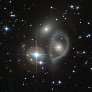 銀河の衝突で活発化した星形成活動の痕跡、南天“ポンプ座”の環状銀河