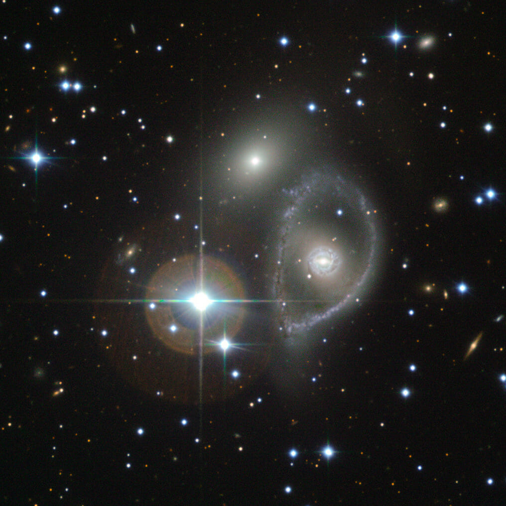 環状銀河「ESO 316-32」（中央右）（Credit: ESO）