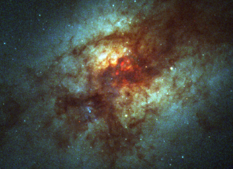 「ハッブル」宇宙望遠鏡が撮影した合体銀河「Arp 220」。星間物質が可視光線を吸収するため、その背後の活動銀河核を特定するのは難しいという（Credit: NASA, ESA, and C. Wilson）