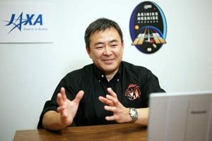 取材に応じる星出彰彦宇宙飛行士(Credit: JAXA)