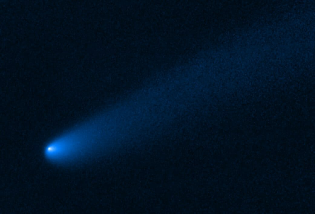 ハッブル宇宙望遠鏡によって撮影されたP/2019 LD2の画像。尾を引いているのがよく解る（Credit: NASA, ESA, and B. Bolin (Caltech)）