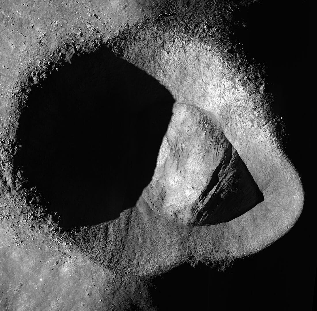 月の裏側にある「ライダー・クレーター」（Credit: NASA/GSFC/Arizona State University）