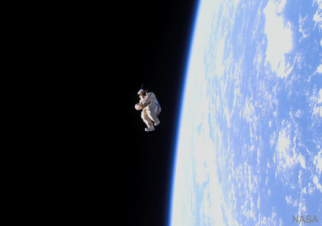 宇宙空間に漂う「宇宙服衛星（Suitsat-1）」【今日の宇宙画像】