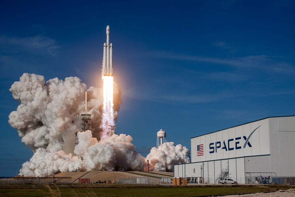 アストロボティックの月着陸機グリフィンを打ち上げる予定のファルコン・ヘビーロケット（Credit: SpaceX）