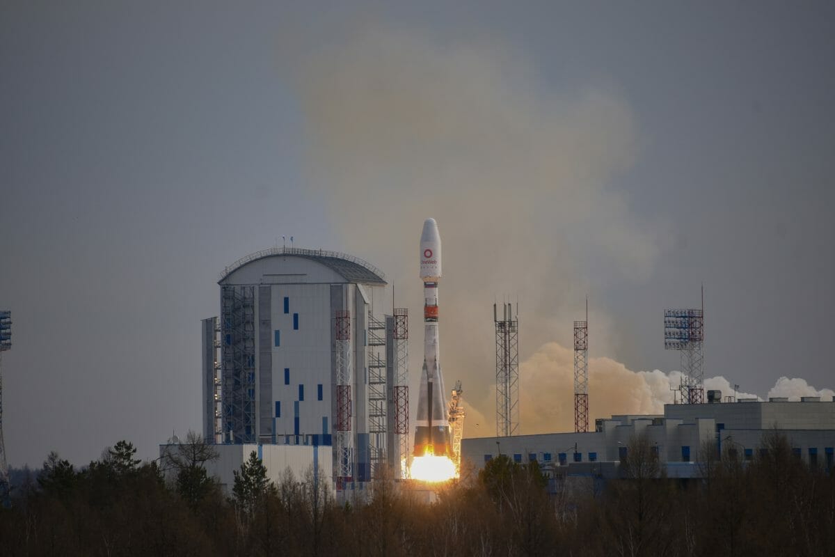 ボストチヌイ宇宙基地から打ち上げられるOneWebの通信衛星36基を搭載したソユーズ2.1bロケット（Credit: Arianespace Twitter）