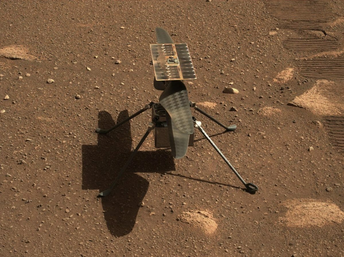 火星の表面で初飛行の時を待つ火星ヘリコプター「Ingenuity」。火星探査車「Perseverance」が2021年4月5日に撮影（Credit: NASA/JPL-Caltech/ASU）